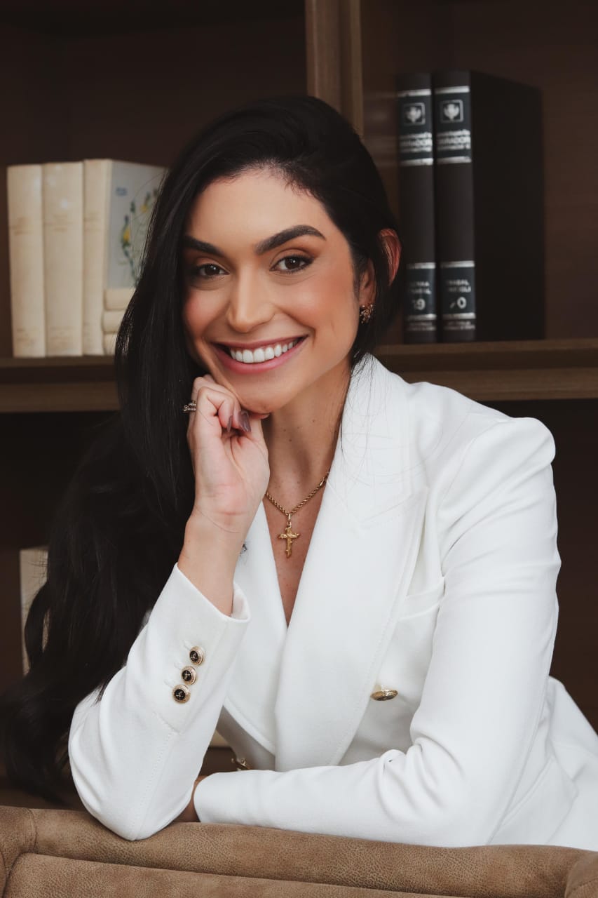 Dra. Lara Santos em seu consultório