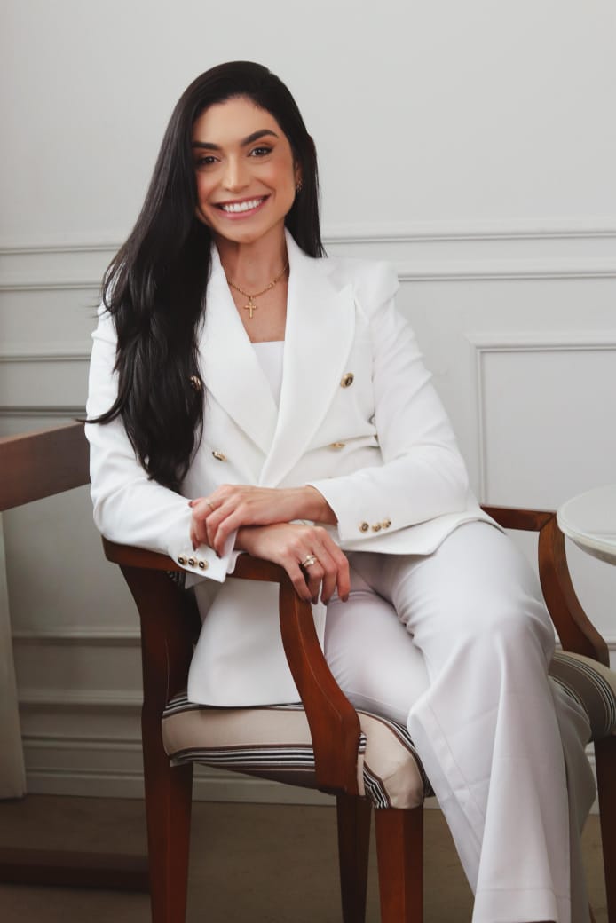 Dra. Lara Santos sentada em ambiente reservado de atendimento